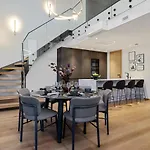 Elegant Seaview Penthouse 3br Ensuite Luxury Retreat With Sauna And Free Parking Appartement *