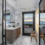 Elegant Seaview Penthouse 3br Ensuite Luxury Retreat With Sauna And Free Parking Апартаменты