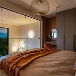Elegant Seaview Penthouse 3br Ensuite Luxury Retreat With Sauna And Free Parking Апартаменты