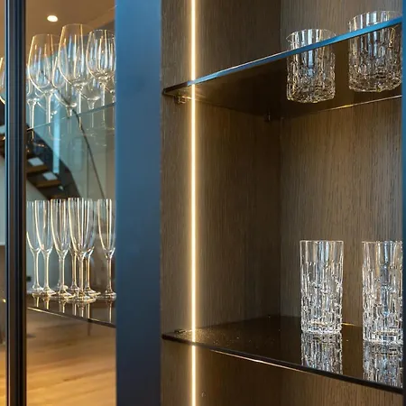 Appartement Elegant Seaview Penthouse 3br Ensuite Luxury Retreat With Sauna And Free Parking