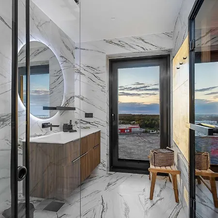 Elegant Seaview Penthouse 3br Ensuite Luxury Retreat With Sauna And Free Parking Apartamento