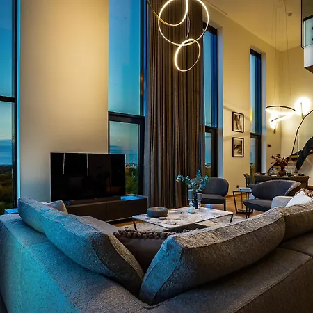 Elegant Seaview Penthouse 3br Ensuite Luxury Retreat With Sauna And Free Parking Apartament