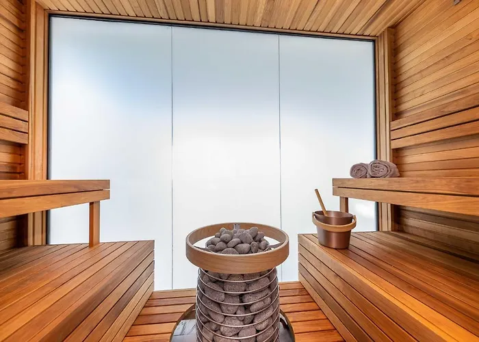 Elegant Seaview Penthouse 3br Ensuite Luxury Retreat With Sauna And Free Parking Appartamento Reval