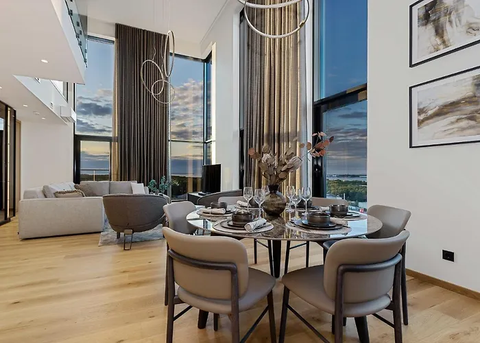 Elegant Seaview Penthouse 3br Ensuite Luxury Retreat With Sauna And Free Parking *