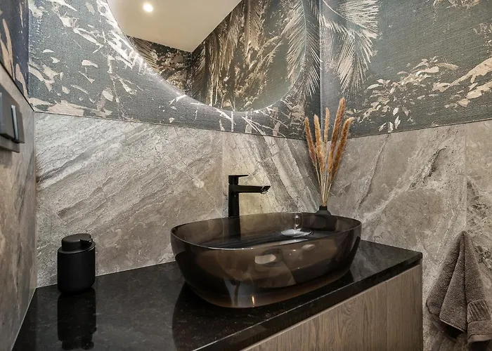 Elegant Seaview Penthouse 3br Ensuite Luxury Retreat With Sauna And Free Parking 탈린