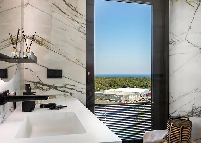 Elegant Seaview Penthouse 3br Ensuite Luxury Retreat With Sauna And Free Parking Appartamento