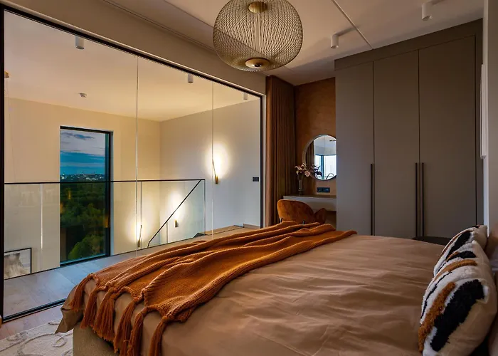 Elegant Seaview Penthouse 3br Ensuite Luxury Retreat With Sauna And Free Parking Appartamento