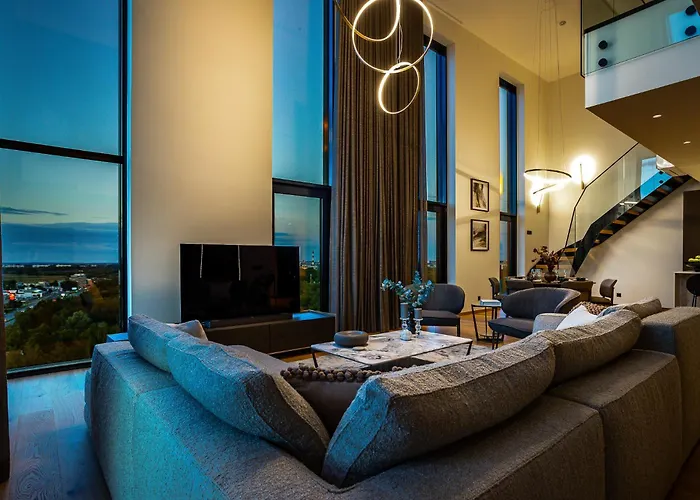 Elegant Seaview Penthouse 3br Ensuite Luxury Retreat With Sauna And Free Parking Appartamento