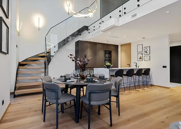 Elegant Seaview Penthouse 3br Ensuite Luxury Retreat With Sauna And Free Parking Apartmán *