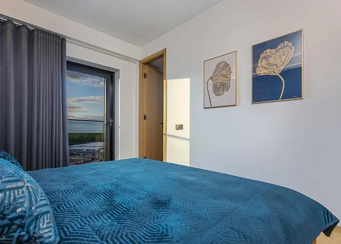 Elegant Seaview Penthouse 3br Ensuite Luxury Retreat With Sauna And Free Parking *