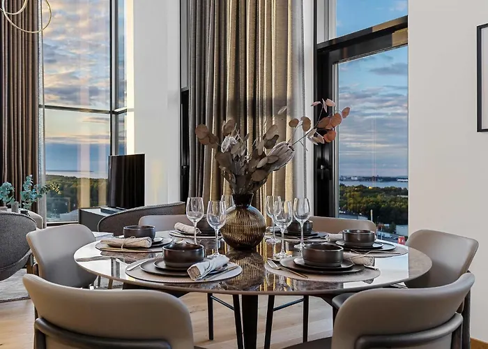 Elegant Seaview Penthouse 3br Ensuite Luxury Retreat With Sauna And Free Parking *