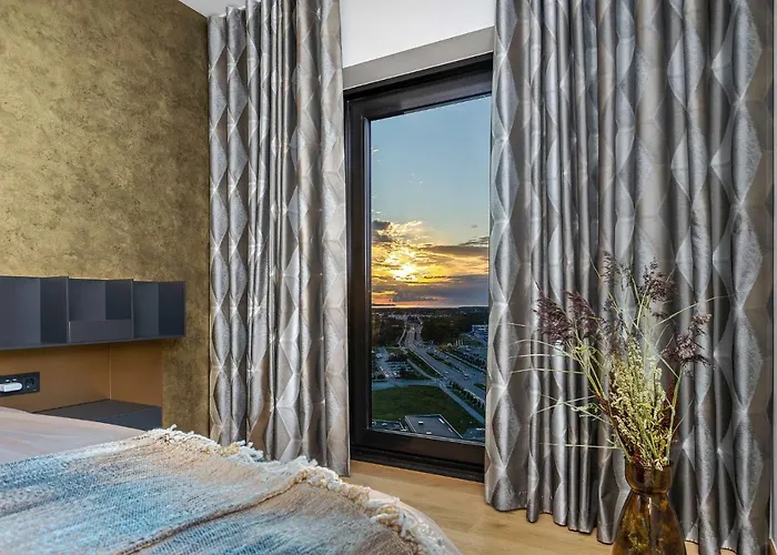 Elegant Seaview Penthouse 3br Ensuite Luxury Retreat With Sauna And Free Parking Apartmán